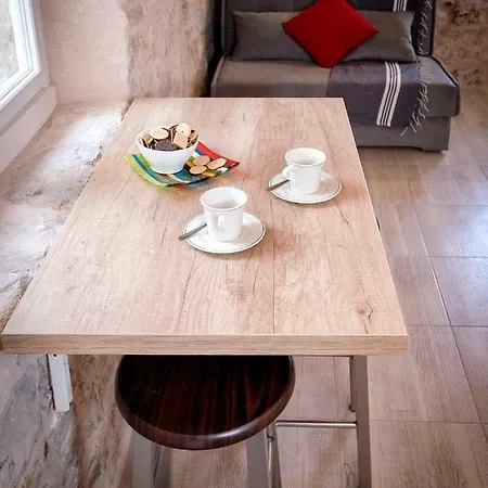 Old Town Mare חוואר