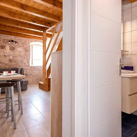 Old Town Mare חוואר